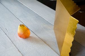 Imagen de un reflector dorado casero de cartón que sirve para rebotar la luz y rellenar las sombras en la fotografía de alimentos