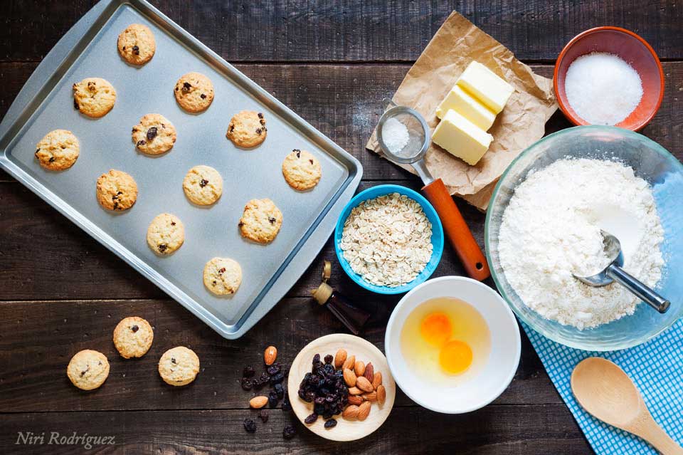 Bodegón de productos de una marca de galletas artesanales para transmitir producto hecho a mano, sin aditivos químicos ni grandes procesos industriales Bodegón de productos realizado para una empresa familiar de galletas artesanales