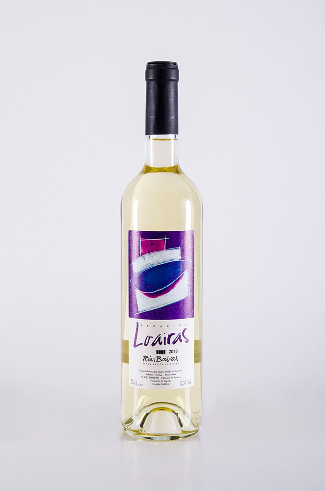 Fotografía de una marca de vino Albariño para una tienda online Fotografía express es una modalidad de trabajo en la que el fondo no se recorta sino que el color del fondo es el que sale tal cual de la cámara por Niri Rodríguez Fotógrafa de producto en Pontevedra
