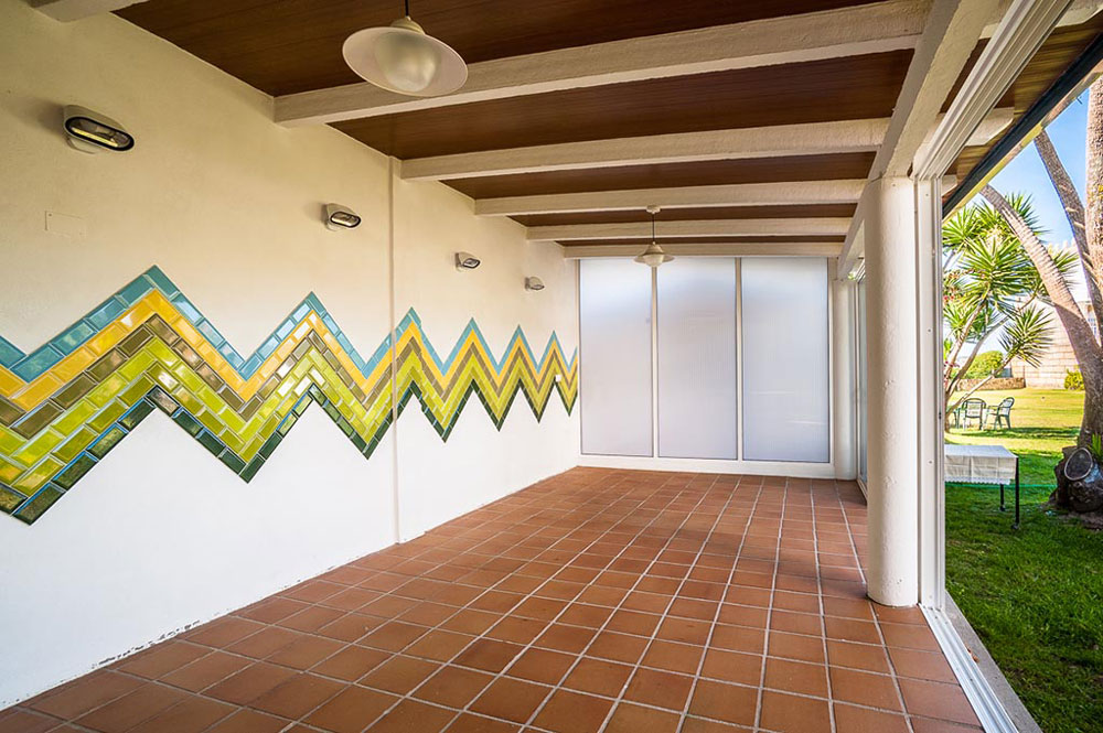 Reforma de una marquesina en una casa de Nigrán cuyas fotografía inmobiliaria fue hecha para la empresa Oficina de Obras Fotografía inmobiliaria de una marquesina para la empresa Oficina de Obras
