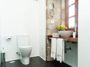 Imagen de un espacio interior de una casa rural para artículo sobre acciones indispensables antes de fotografiar un inmueble por Niri Rodríguez Fotógrafa