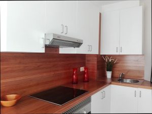 Fotografía de la cocina de un inmueble realizada con un smartphone en un asesoramiento sobre cómo fotografiar un inmueble para una empresa inmobiliaria de Pontevedra por la fotógrafa Niri Rodríguez
