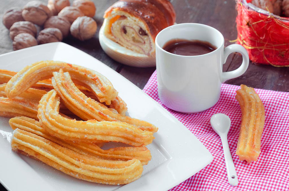 El churro acompañado de chocolate es una tradición de cada primero de enero por lo que se elaboró este bodegón de productos Bodegón de productos para una churrería de la zona