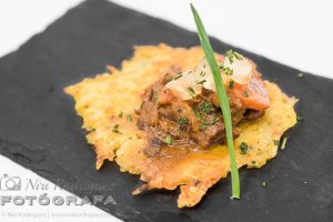 Colores que abren el apetito en el pincho ternera a la cerveza del establecimiento La Mamounia para Pinchanogrove por Niri Rodríguez Fotógrafa de alimentos en Pontevedra