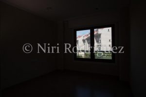 Fotografia sub expuesta para interior y bien expuesta exterior venta para aplicar la técnica del HDR - Niri-Rodriguez-Fotografa-Inmobiliaria-de-Pontevedra