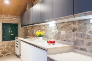 Fotografía de interiorismo y reformas. Reforma de una vivienda en Tuy para alquiler a Peregrinos. Niri Rodríguez Fotógrafa.