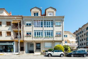 Fotografía inmobiliaria de la fachada de un edificio.